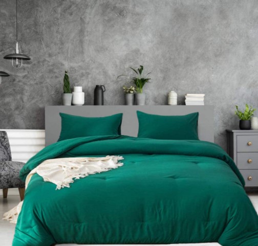 8 Beautiful Emerald Green Bedding Ideas - BedroomIdeasLog