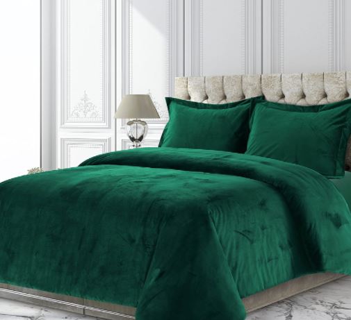 8 Beautiful Emerald Green Bedding Ideas - BedroomIdeasLog.com